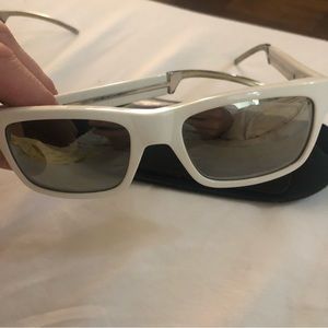 Dior sunglasses very good condition. mirror reflective no scratches